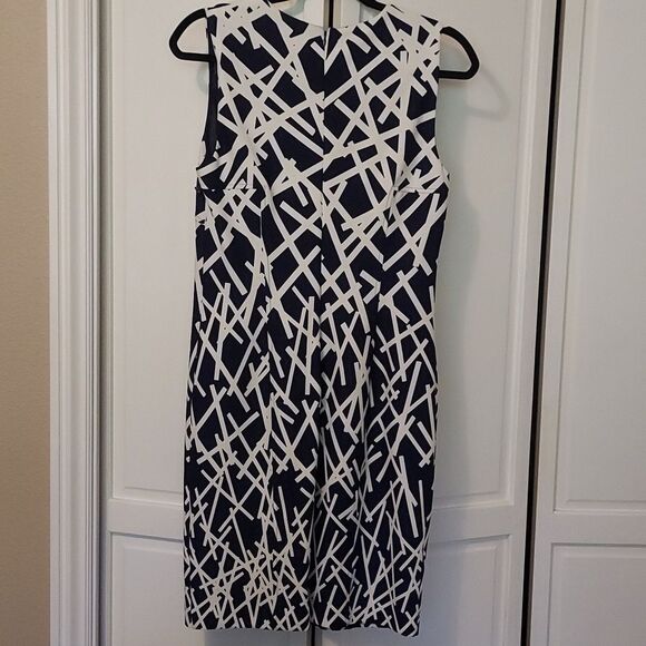 Adrianna Papell Navy and White sleeveless geometric print shift dress size 8 - Picture 2 of 12